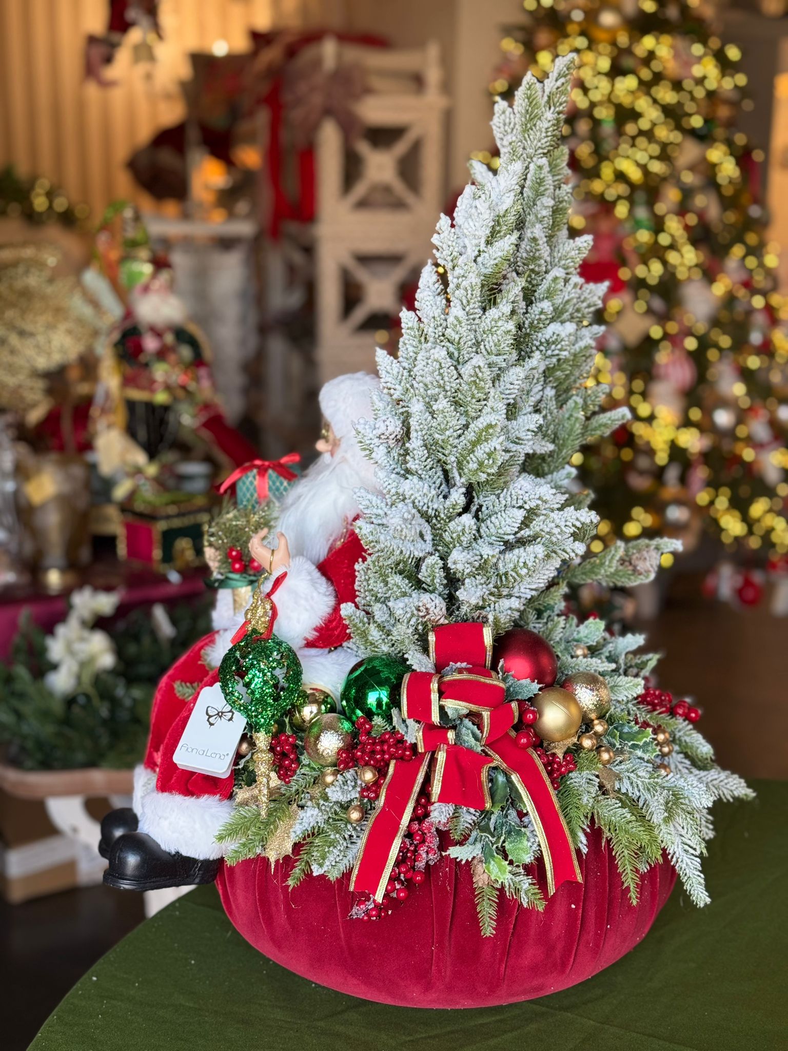 Pouf in velluto rosso con albero e babbo natale seduto - Collezione